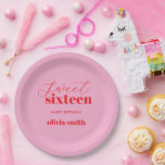 Sweet sixteenモダンピンクレッド16誕生日 ペーパープレート<br><div class="desc">ミニマルsweet sixteen16歳の誕生日紙プレートシンプル、ピンクと赤モダン色のタイポグラフィを搭載。</div>