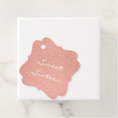 Sweet sixteen上の白い手書きバラ金ゴールド フェイバータグ (インサイチュ)