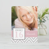 SWEET SIXTEEN·ピンク·グレー·シェブロン·パターン 招待状 (スタンド正面)