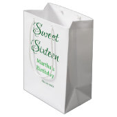 Sweet Sixteen green name date calligraphy boho ret ミディアムペーパーバッグ (裏面アングル)