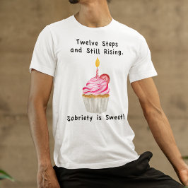 Sweet Sobriety: ろうそく付きのカップケーキ、リカバリーコイン Tシャツ