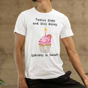 Sweet Sobriety: ろうそく付きのカップケーキ、リカバリーコイン Tシャツ