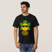 Sweet Summer Vibes: Pineapple Chill Tシャツ (正面フル)