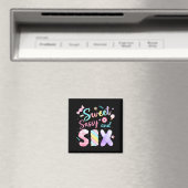 Sweet Syと6歳の誕生日おめでとう 6歳の誕生日 女の子のパーティー マグネット (インサイチュ (食洗機))