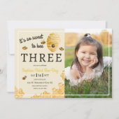 Sweet to Bee Three ハチの巣 3歳の誕生日フォト 招待状 (正面)