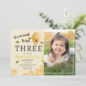 Sweet to Bee Three ハチの巣 3歳の誕生日フォト 招待状 (スタンド正面)