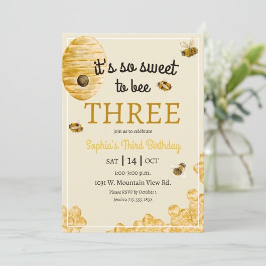 Sweet to Bee Three Honeycomb Bees Third Birthday 招待状 (スタンド正面)