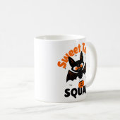 Sweet Tooth Squad Halloween Mug – Bat with Pumpkin コーヒーマグカップ (正面右)