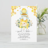 Sweet Yellow Gold Honey Bee Floral Baby Shower 招待状 (スタンド正面)