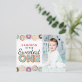 SWEETEST ONE Blue Iced Donuts最初の誕生日写真 インビテーションポストカード (スタンド正面)