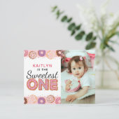SWEETEST ONE Pink Iced Donuts最初の誕生日写真 インビテーションポストカード (スタンド正面)