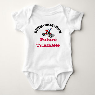 Swim~Bike~Run未来のTriathleteのベビーのTシャツ ベビーボディスーツ