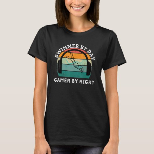 Swimmer By Day Gamer By Night Swimming Game Lover  Tシャツ (正面)