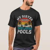 Swimmer Swimming Vacation Retro Sister Pee In Pool Tシャツ (正面)