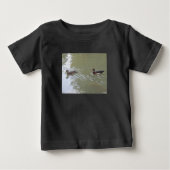 Swimming Ducks ベビーTシャツ (正面)