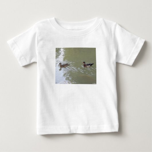 Swimming Ducks ベビーTシャツ (正面)