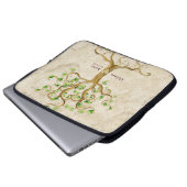 Swirl Tree Rootsの古い名前パーソナライズされたハート ラップトップスリーブ (正面下部)