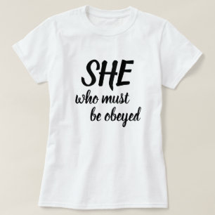 SWMBOブラシの筆跡に従わなければならない彼女 Tシャツ