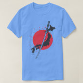Sword with Map Outline and Flag Japan Samurai  Tシャツ (デザイン正面)