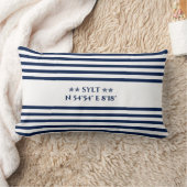 Sylt Nautical Coordinates – Blue & White Striped ランバークッション (ブランケット)