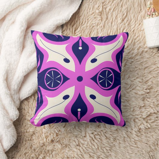 Symmetrical Abstract Pattern in Purple and White クッション (ブランケット)