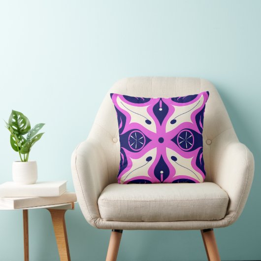 Symmetrical Abstract Pattern in Purple and White クッション (椅子)