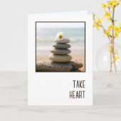 Sympathy Daisy on a Stone Beach Cairn カード (黄色い花)