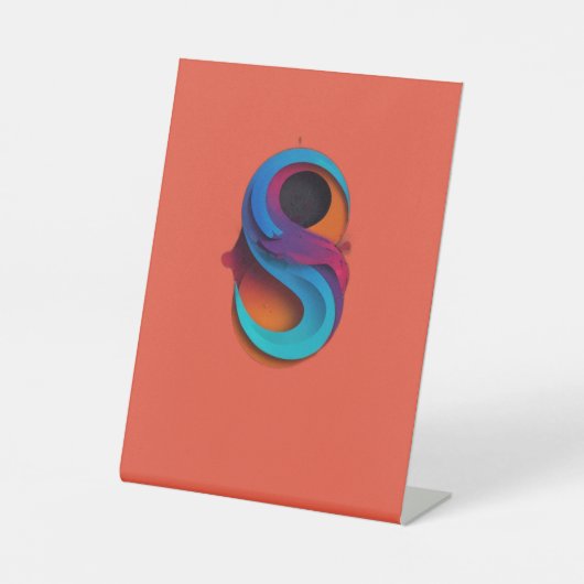Synergyの概要 台座サイン (正面)