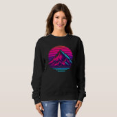 Synthwave Mountain Sweatshirt – Retro Sunset Stree スウェットシャツ (正面フル)