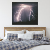 Tからいくつかの雲から地面への稲妻の点滅 キャンバスプリント (インサイチュ (寝室))
