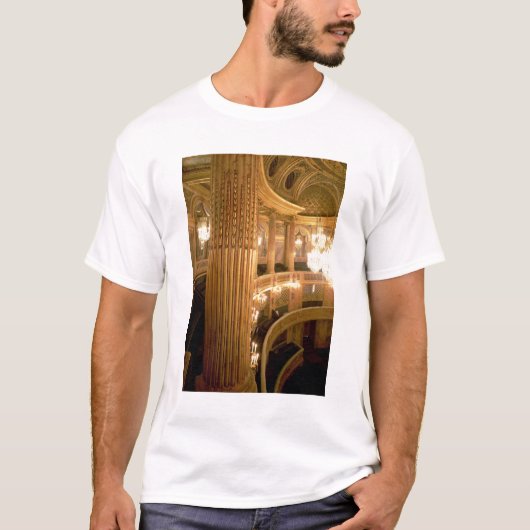 tの方に見るオペラハウスの内部の眺め tシャツ (正面)