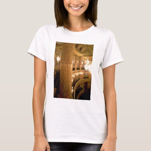 tの方に見るオペラハウスの内部の眺め tシャツ (正面)