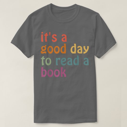 Tの本を読むの読は良い読日だ Tシャツ (デザイン正面)