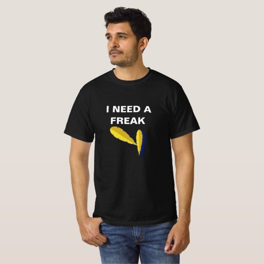 Tシおもしろいャツ「I Need A Freak」 – グラフィックはっきりしたスタット Tシャツ (正面フル)