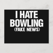 Tシャツおもしろいの男性が女性の贈り物を嫌う インビテーションポストカード (正面)