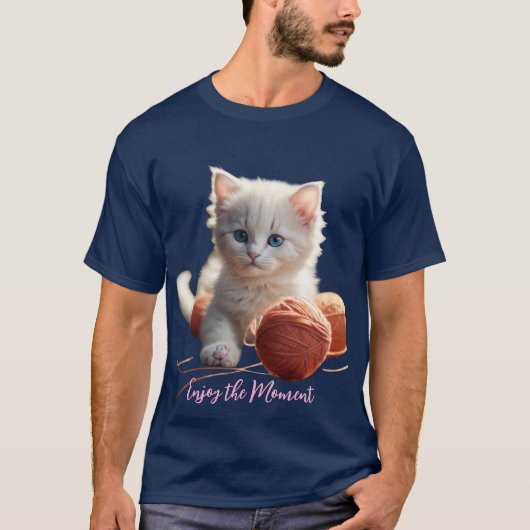 Tシャツその瞬間を楽しもう かわいい子猫がYで遊ぶ Tシャツ (正面)
