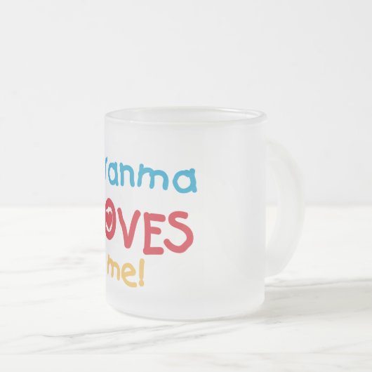 Tシャツとギフトが大好きグランマ フロストグラスマグカップ (正面右)