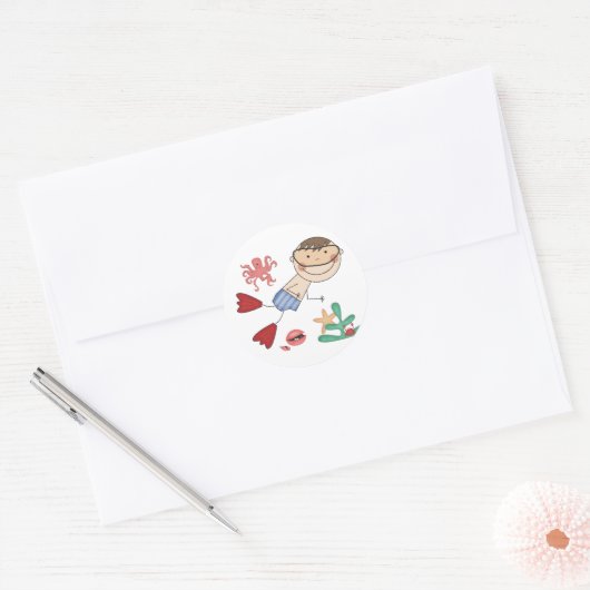 Tシャツとギフトを泳ぐ少年 ラウンドシール (封筒)