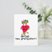 Tシャツとギフトを着た男の子の祖父 ポストカード (スタンド正面)