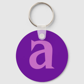 Tシャツと製品の紫の手紙または文字 キーホルダー