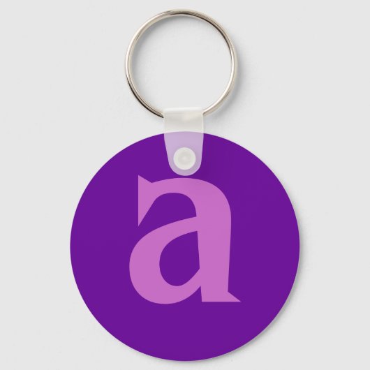 Tシャツと製品の紫の手紙または文字 キーホルダー (正面)