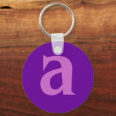 Tシャツと製品の紫の手紙または文字 キーホルダー (正面)