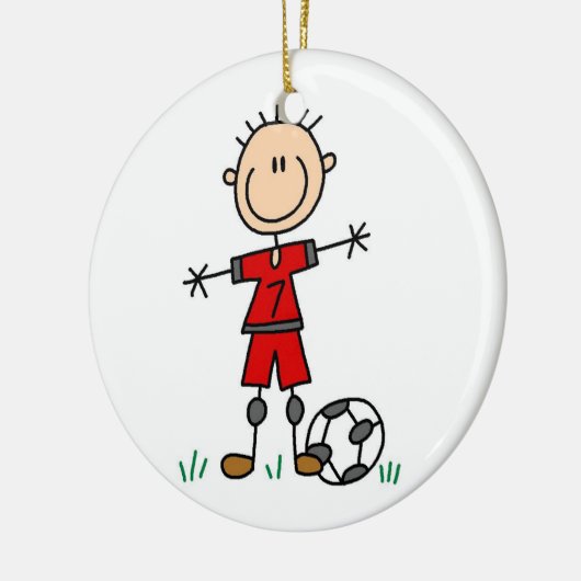 Tシャツと贈り物を着た少年の赤い制服サッカー選手 セラミックオーナメント (左)