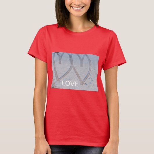 Tシャツに描かれた雪上の2つのハートの跡 Tシャツ (正面)