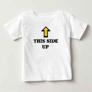 Tシャツの上のこの側面 ベビーTシャツ
