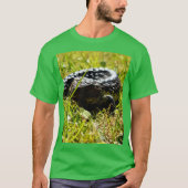 Tシャツの草の上の新緑のトカゲ Tシャツ (正面)
