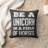 Tシャツの馬のフィールドでユニコーンになる クッション (ブランケット)