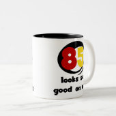 Tシャツやギフトは85枚目に似合う ツートーンマグカップ (正面右)