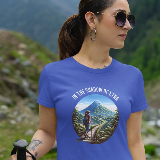 Tシャツをハイキングするエトナの影で Tシャツ
