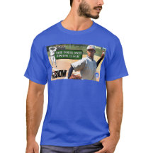 Tシャツを披露する